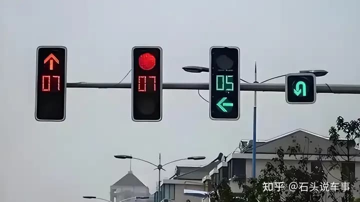 红灯变绿前车愣两三秒：看手机、反应慢还是路口设计