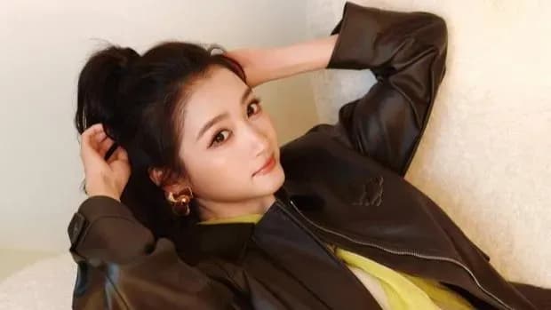 关晓彤棕色皮衣造型实录：从甜美路线到又美又飒，这步转型加分吗