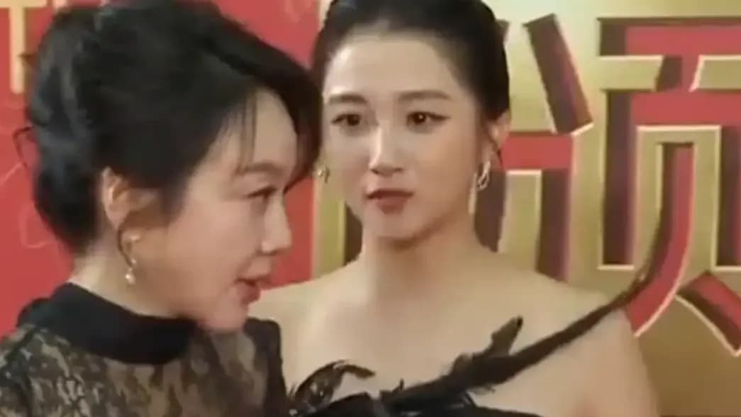 关晓彤闫妮红毯互让档案：C位推来推去，小碎步躲了一路