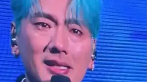 海来阿木演唱会多次下跪引争议，本人回应：不是作秀