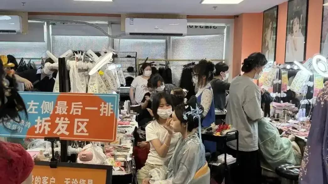 换上古装逛西湖：199元的「杭州落地签」，游客买的是什么