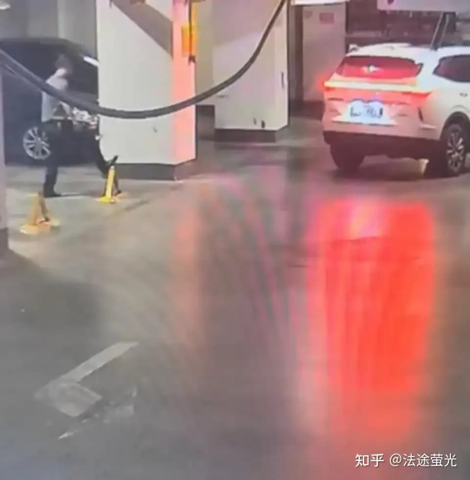 衡阳公职人员踹坏地锁回应速递：调解调查说清楚了吗