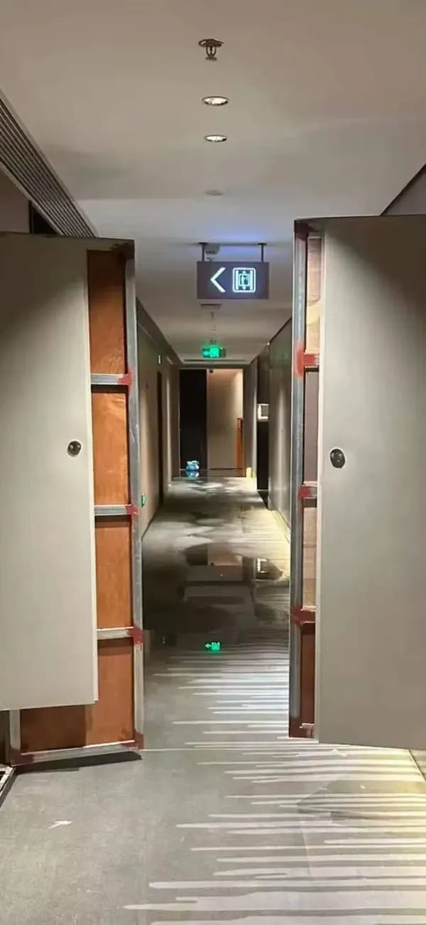 傅先生讲被困酒店卫生间4小时：没带手机，门锁自动反锁