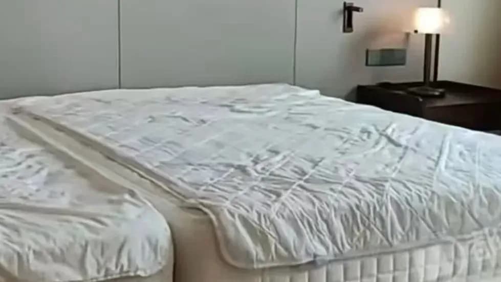 亲子房订不到，客人自己拼床：保洁累崩背后两头的难