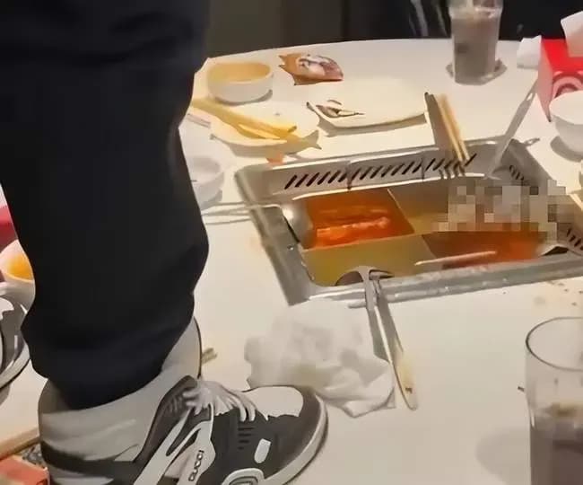 火锅小便案索赔2300万判赔220万：该让家长买单吗