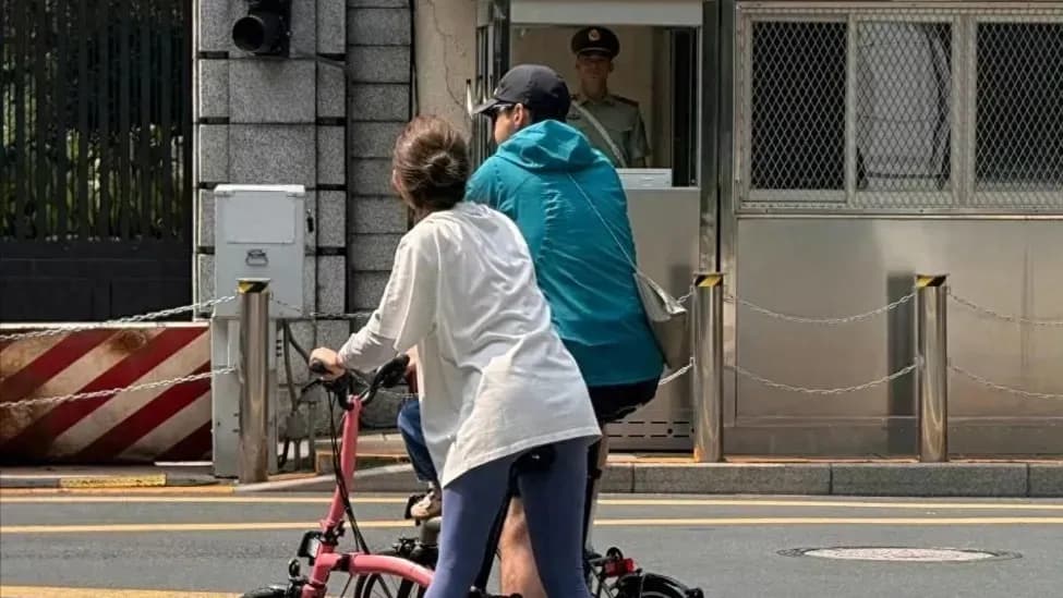 胡歌一家三口骑行偶遇始末：小茉莉身高为何被关注