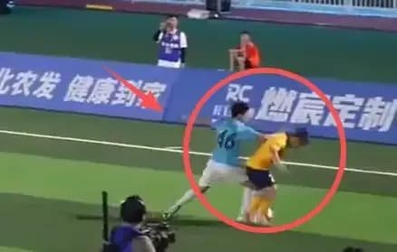 楚超炸了？仙桃助教冲进场内对黄石球员抡拳，视频全网疯传