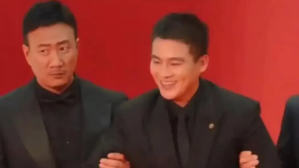 胡军李乃文「架」着欧豪走红毯，是真的吗？三个说法核对