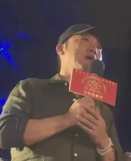 贾冰爆粗口传闻求证：路演被沈腾贴脸追问，摆手否认算实锤了吗
