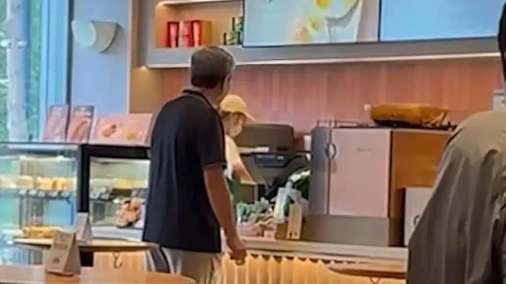 晋江星巴克店员被烫伤：老人索热水辱骂，这些说法有依据吗
