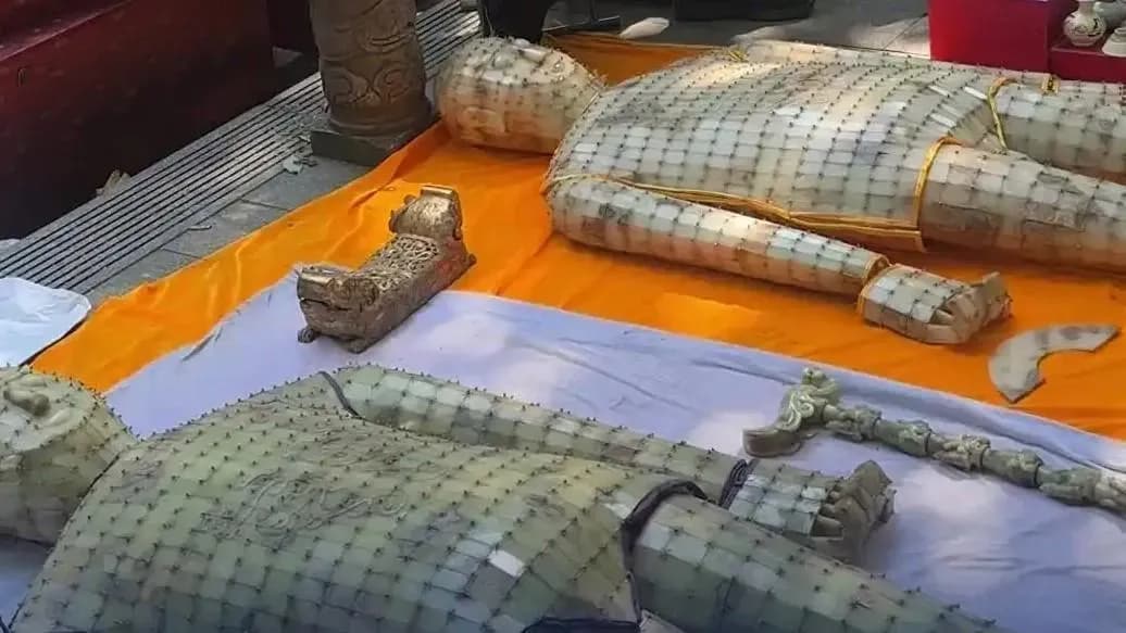 长沙地摊两套「金缕玉衣」标价35万：对照网售同款一次说清