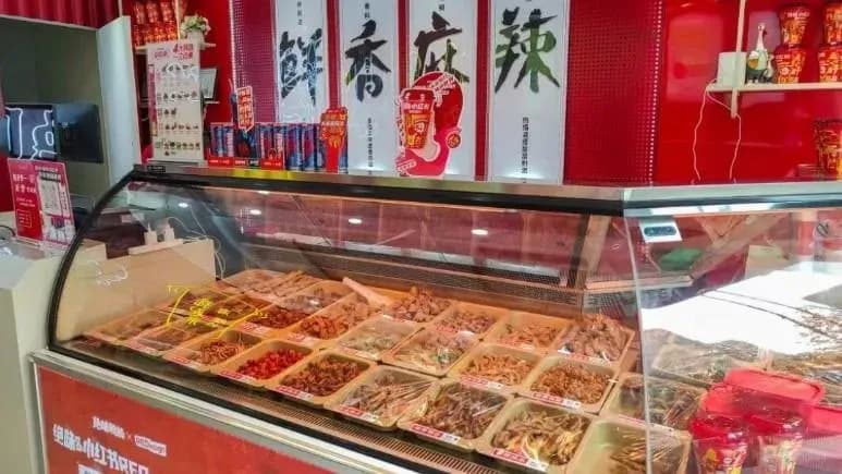 绝味鸭脖净利降23.16%：卤味赛道的三笔账