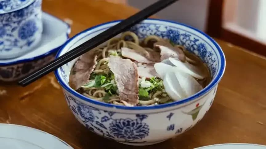 兰州拉面摘牌改名两件事说清：叫错四十年，招牌到底怎么换的