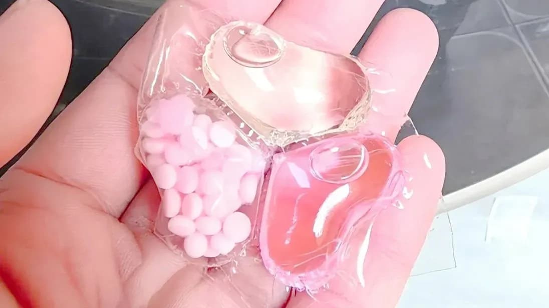 撕粘连的洗衣凝珠液体喷眼：失明风险与冲洗时长核实