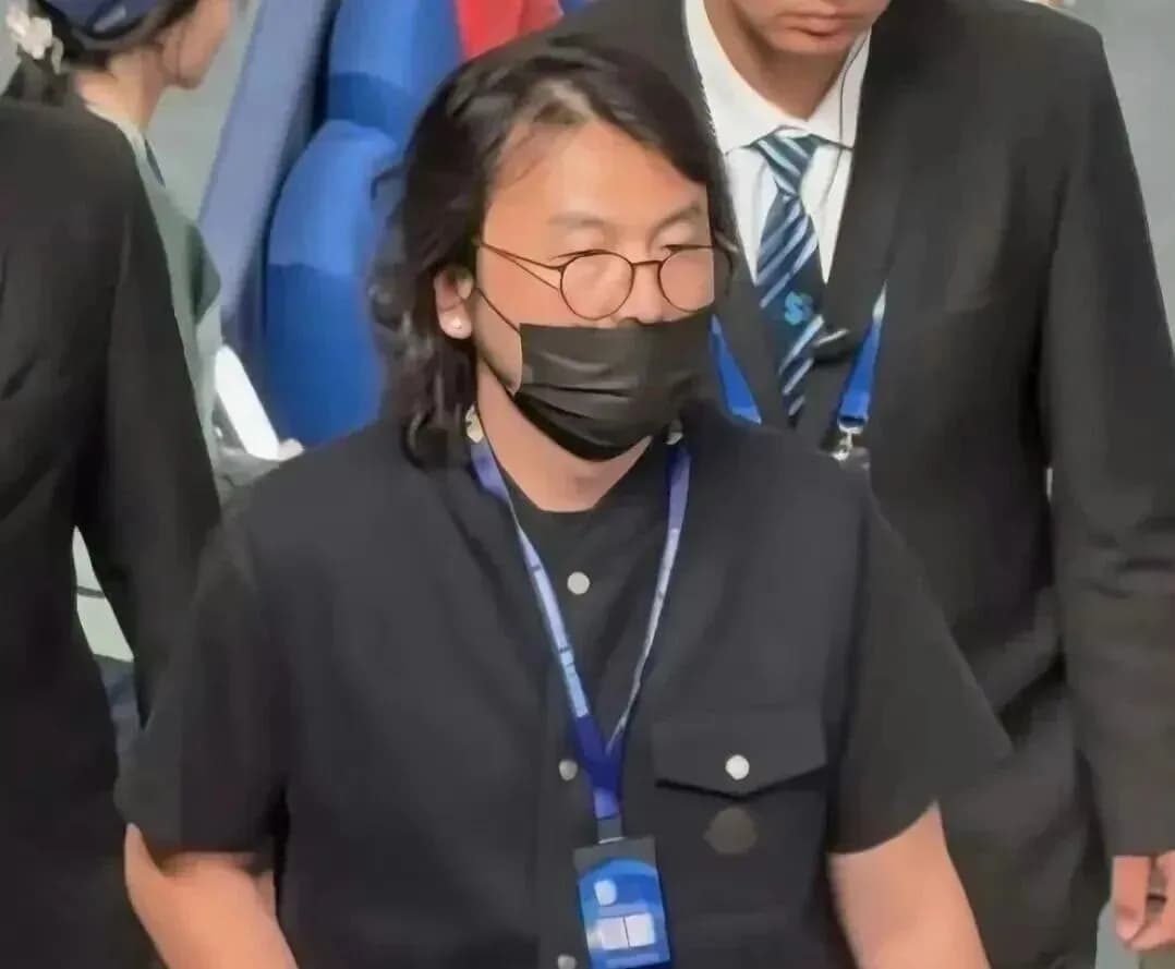 雷佳音新造型曝出：卷发黑框眼镜，被喊还陈俊生