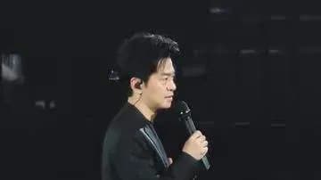 李健谢幕反复鞠躬绕场：这份温柔为何让人买账