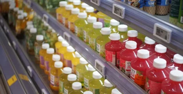 临夏买3瓶饮料拿走74瓶：店主这笔16元的账怎么算