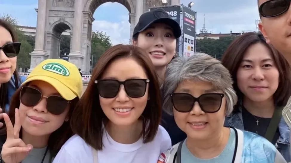 林心如带76岁母亲游米兰起底：白发妈妈背后，母女关系扒一扒