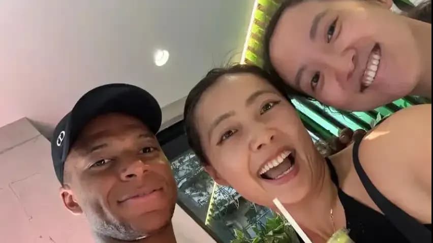 姆巴佩巴塞罗那偶遇合照回应：姆总主动上前是真的吗