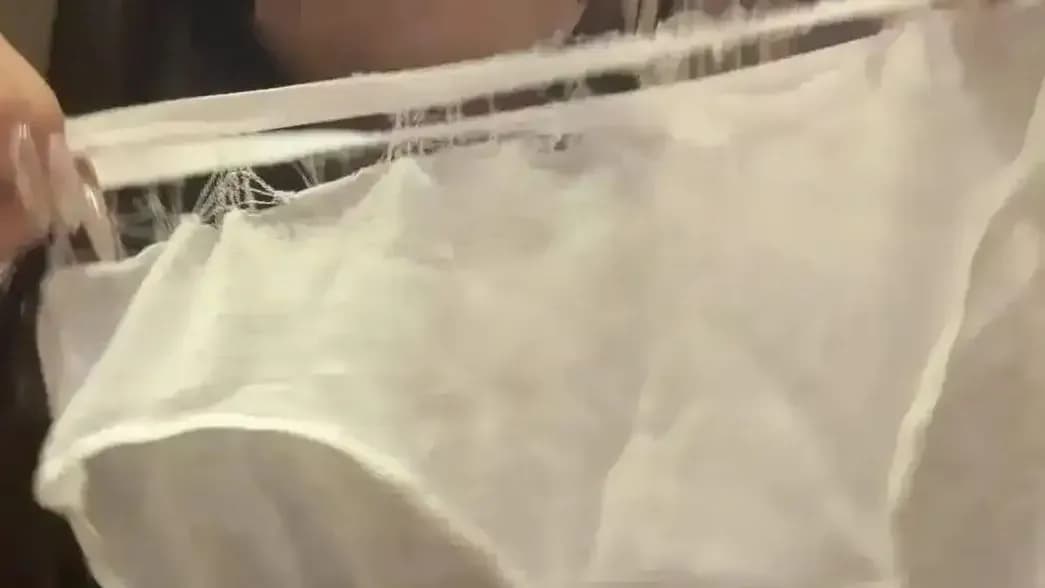 一次性内裤当街脱落时间线：名创优品抽检合格，对得上吗