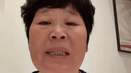 房主任回应母女压抑关系：坦白还是补救，两派吵起来了
