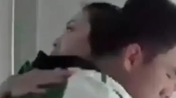 抱住梦见妈妈去世的儿子，男孩回房又默默流泪10分钟