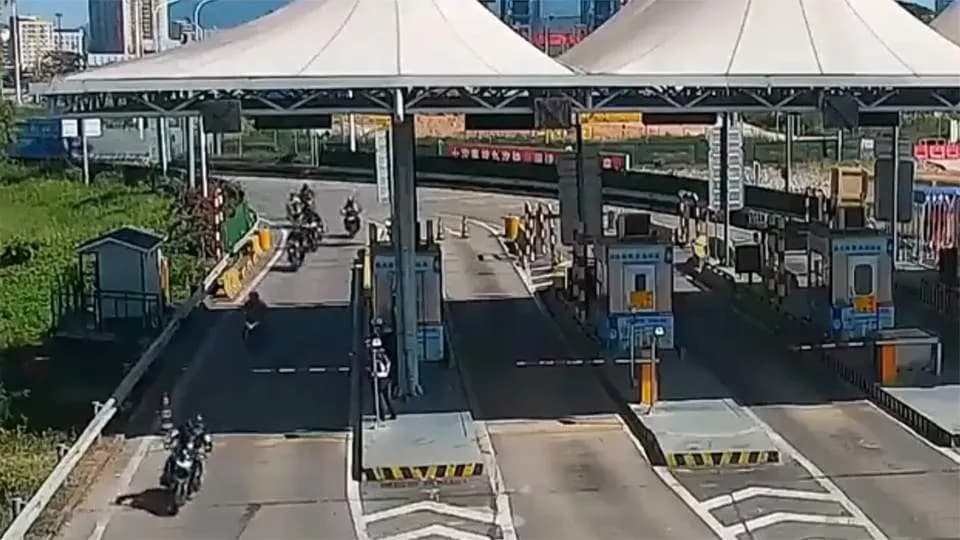 闯卡上高速现场还原：10台摩托组团冲卡致1人死亡