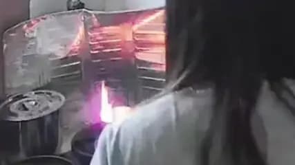 油锅起火妈妈淡定灭火还教娃，是真的吗？逐条求证