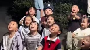 家长给孩子下桂花雨：网友的回应为何落在童真上
