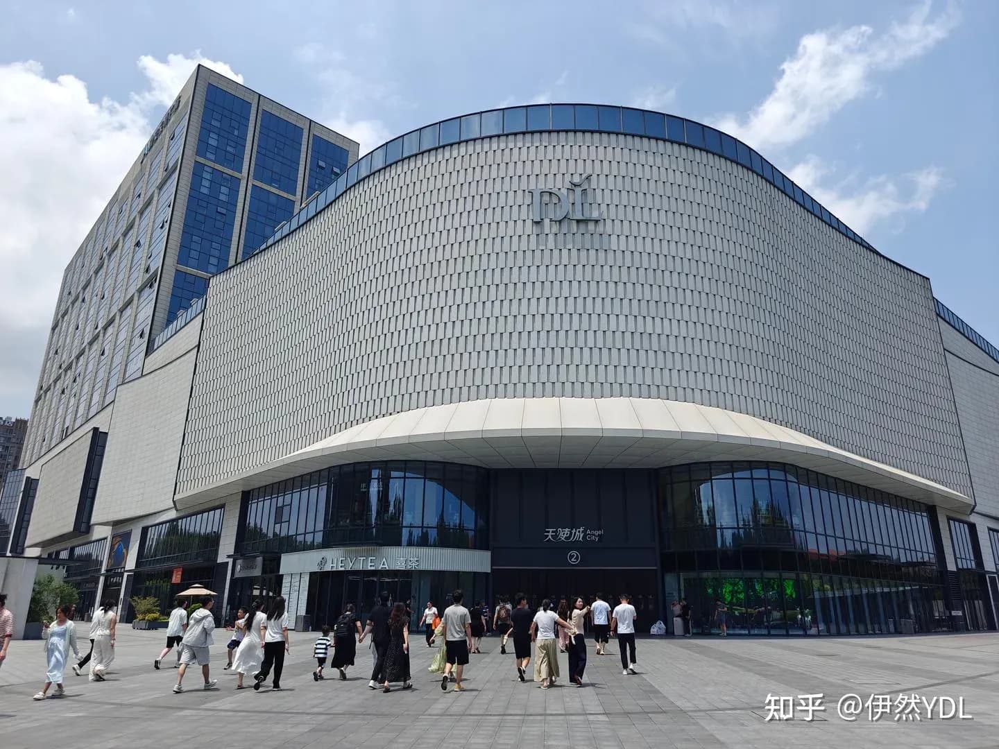 翻开胖东来112个技术岗公告：40天带薪休假写在明面上
