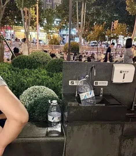 胖东来直饮水新规：免费取水点还是不文明行为，两派杠上了
