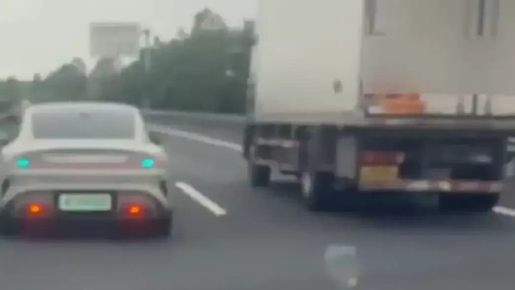 压着80km/h并排货车堵路：被罚记3分，理由是后车闪我