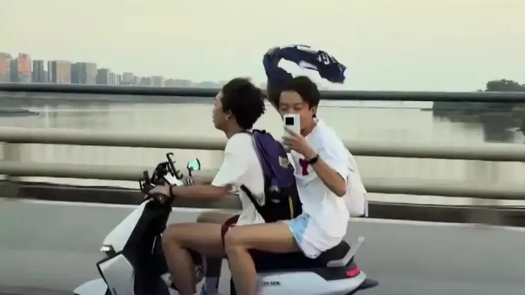 长沙少年电动车追星保罗·乔治时间线：从围堵到签名嘱咐安全
