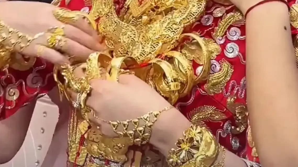 查出贴身衣物里3条金项链和1700元：婚礼摄影师的辩词