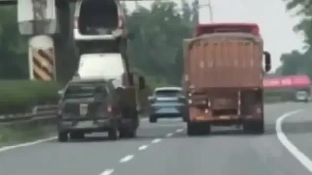 摞起三辆车上高速：海南皮卡「叠叠乐」运车怎么看
