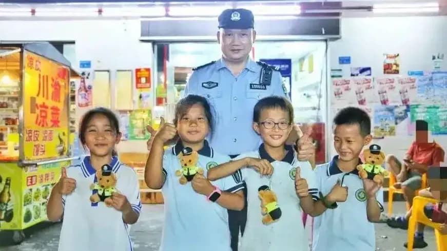 4名小学生帮走散的4岁娃找妈妈：三个细节说清
