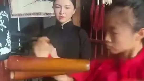 咏春木人桩出拳带残影：莆田16岁女孩练了3年