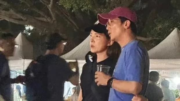 邱泽许玮甯夜市偶遇曝光：真实甜蜜还是过度解读