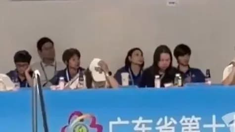 全红婵现身省运会跳水赛场：算不算回应，志愿者先绷不住了