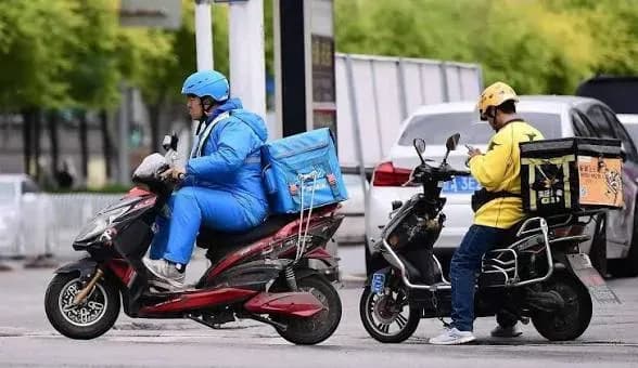 撞见跑外卖的退役维修师傅：修手机修车的人为什么转行