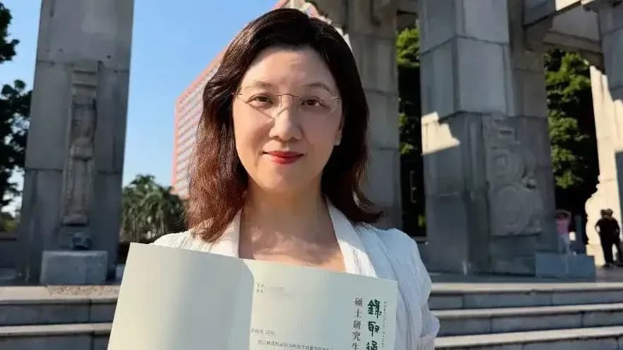 瞒着丈夫考上中大研究生：56岁李伟欣在通勤路上背单词