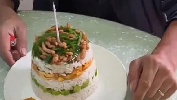 米饭菜蛋糕始末：妻子炒菜堆成型，丈夫低头接惊喜
