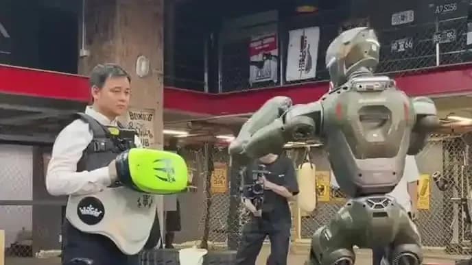 众擎机器人CEO被自家机器人踹飞：12亿播放名场面全网刷屏
