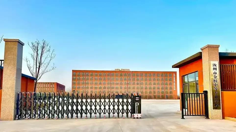 公职人员职校开餐厅超市被曝：校长举报牵出关系网