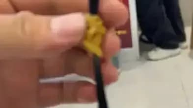 女孩卖4克头发换12元奶茶，网友：打工不如卖头发
