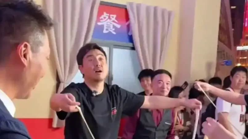 康辉龙洋陪沈腾抻面几问：切黄瓜花絮笑点在哪