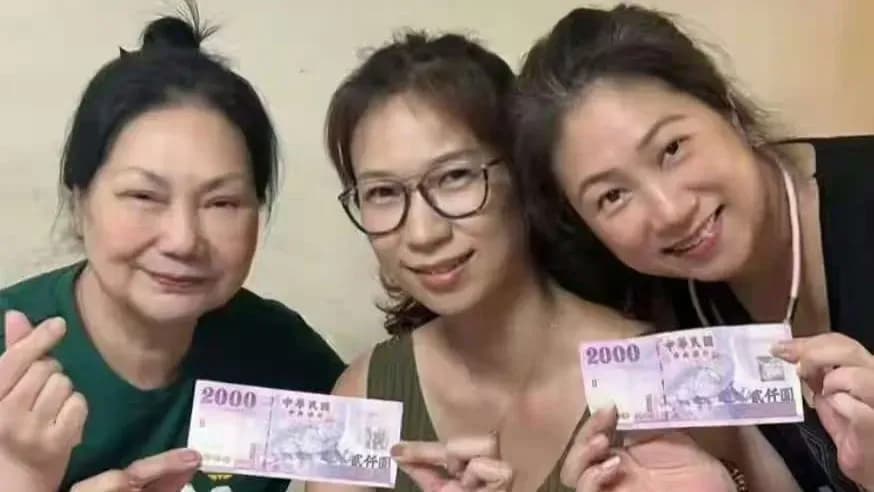 S妈中秋聚餐首露面两件事一次说清：忌日后现身，气色恢复几分