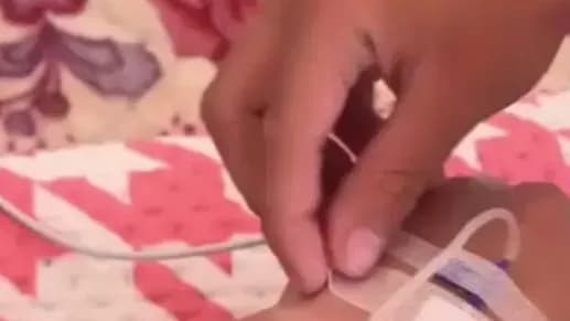 儿子给高烧妈妈拔针，胶布粘反还不按压：网友一句话说尽