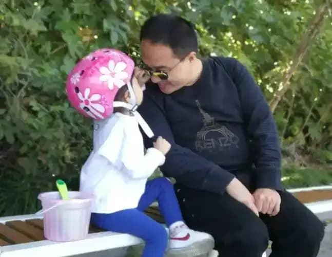 严厉的妈妈与只黏爸爸的女儿：该调心态还是调相处
