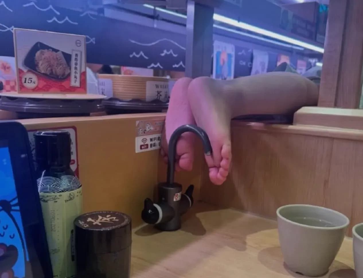 寿司郎光脚踩水龙头始末：门店消毒回应站不站得住脚